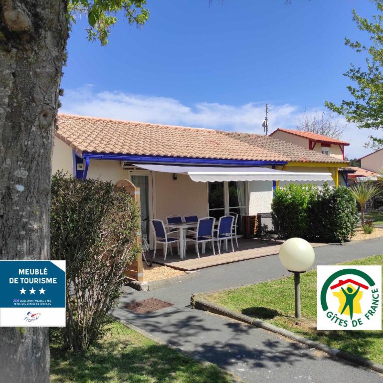 une maison avec un panneau devant dans l'établissement Villa dans résidence de vacances avec piscine, tennis et aire de jeux, à Soustons