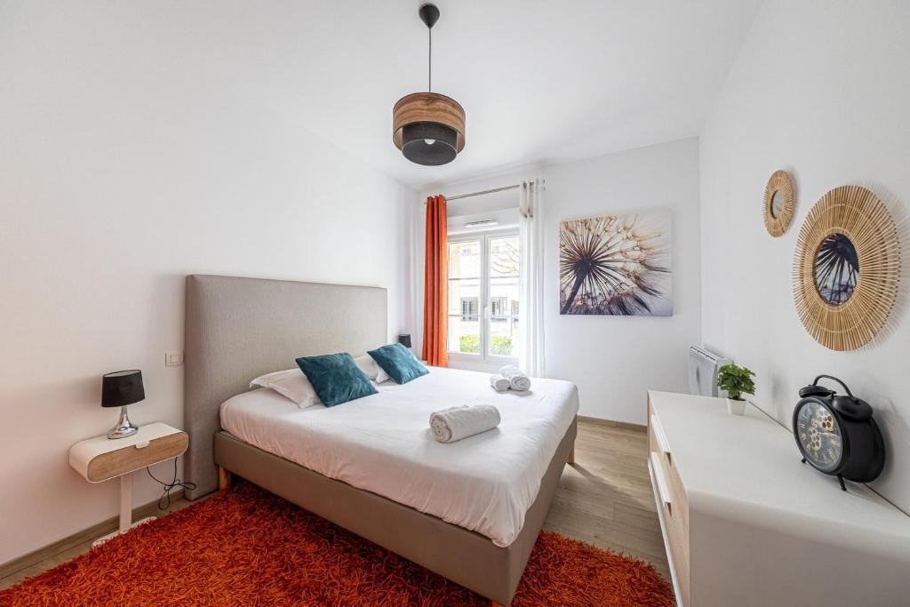 une chambre blanche avec un lit et une fenêtre dans l'établissement Appartement Disney Center 6P, à Serris