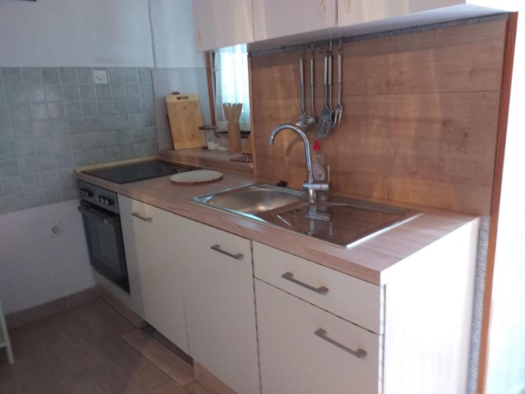 Kuchnia lub aneks kuchenny w obiekcie Apartments Tonci