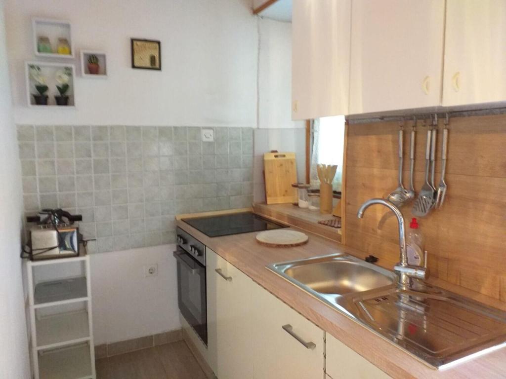 Kuchnia lub aneks kuchenny w obiekcie Apartments Tonci