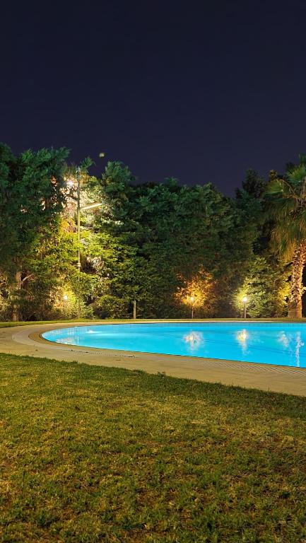 Bazén v ubytování PARNIS PALACE Hotel Suites nebo v jeho okolí