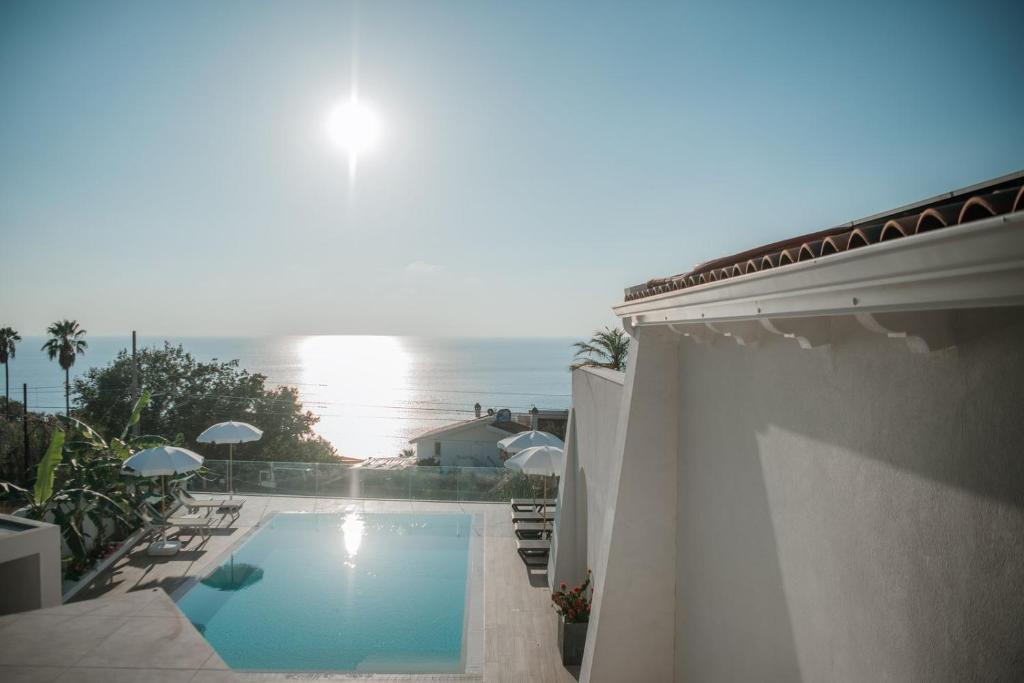 une piscine avec vue sur l'océan dans l'établissement Enotria Villas - Villa Vittoria Luxury, à Coccorino