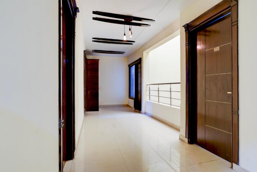 Fotografie z fotogalerie ubytování Super Collection O Sector 70 Noida v destinaci Noida