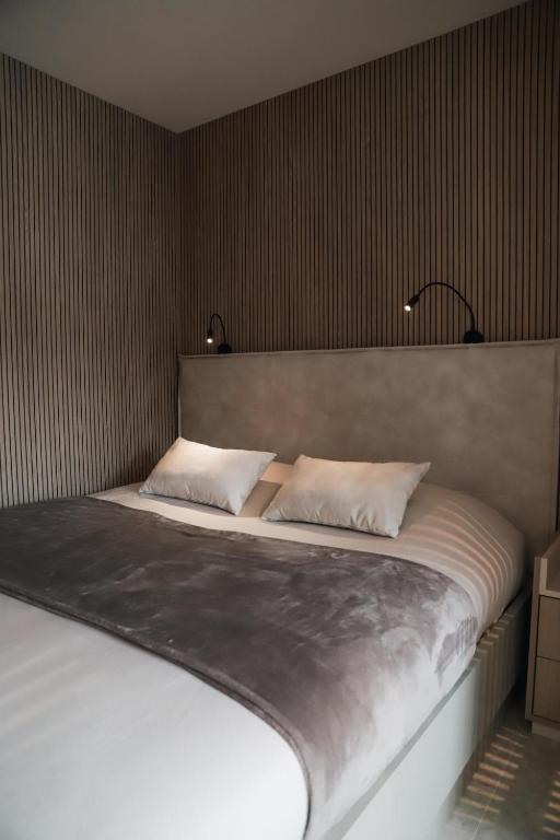 une chambre avec un grand lit avec deux oreillers dans l'établissement Core Luxembourg City Royal-Studio & Parking, à Luxembourg