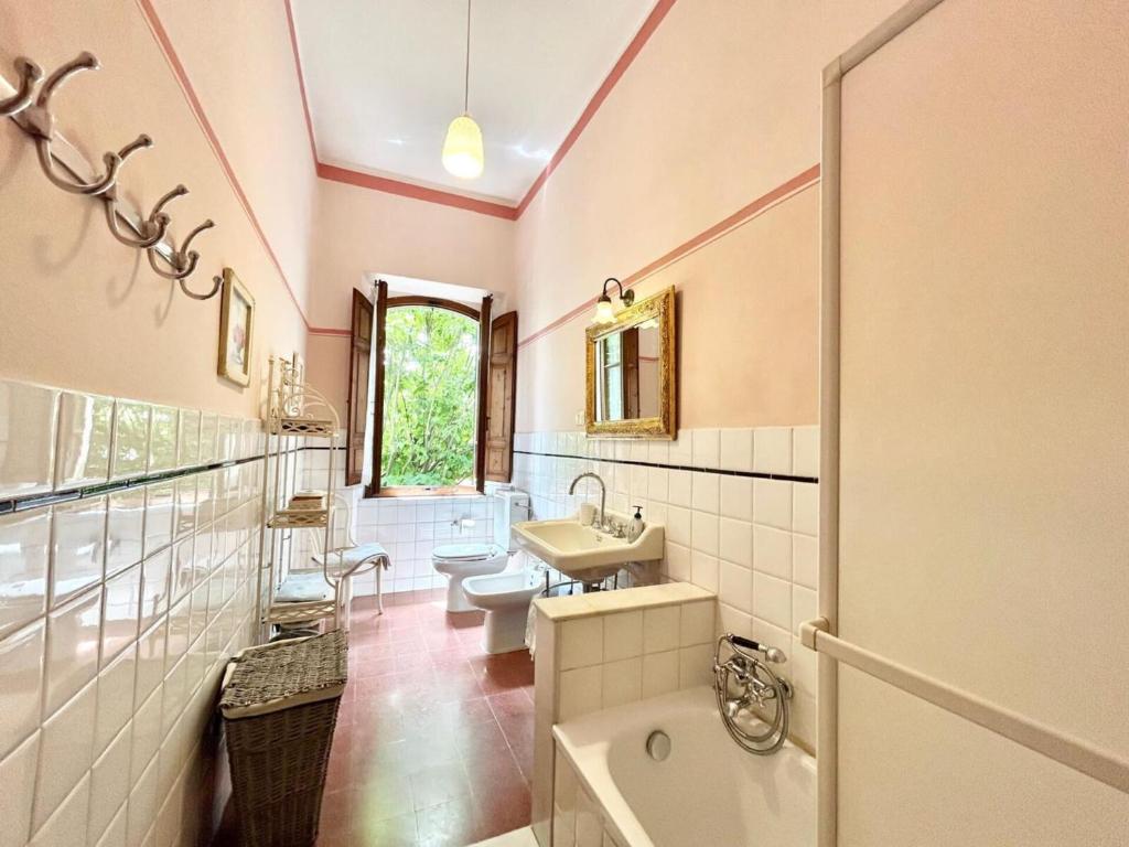 A bathroom at Villa Primula by PosarelliVillas