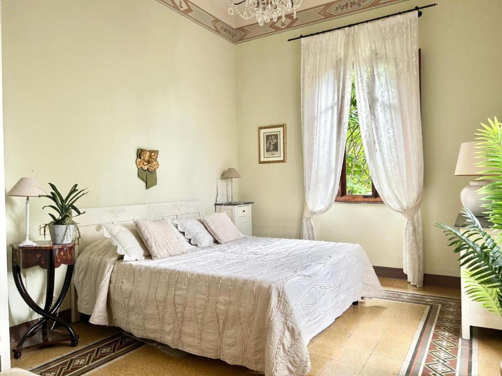 A bed or beds in a room at Villa Primula by PosarelliVillas