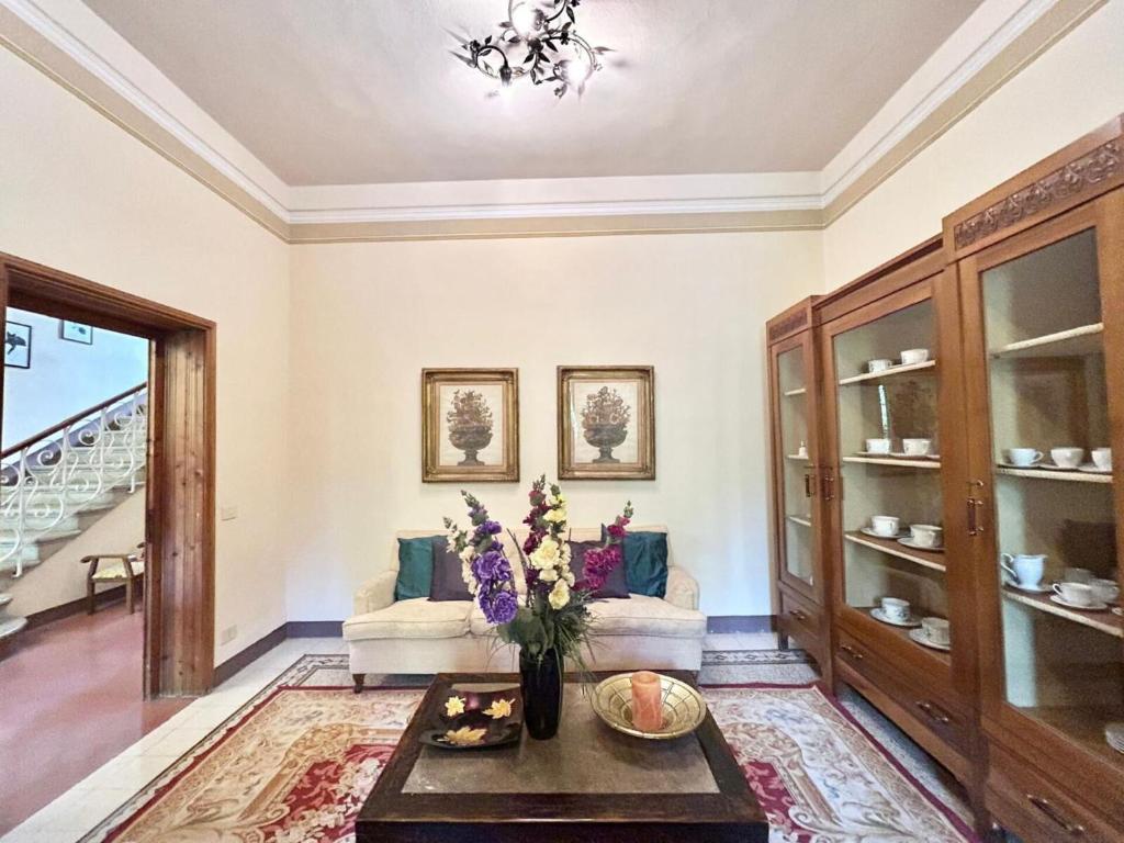 A seating area at Villa Primula by PosarelliVillas