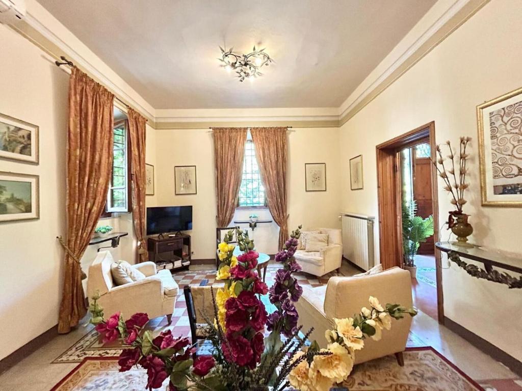 A television and/or entertainment centre at Villa Primula by PosarelliVillas