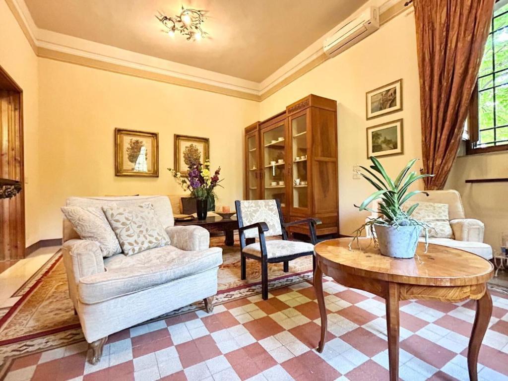 A seating area at Villa Primula by PosarelliVillas