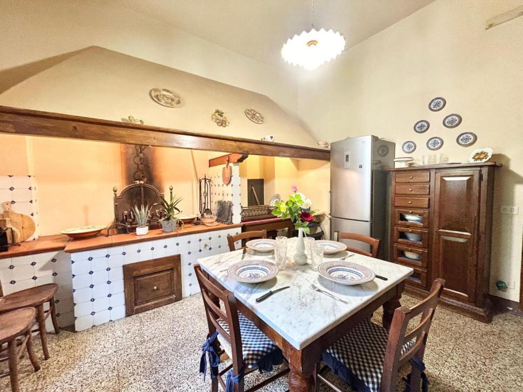 A kitchen or kitchenette at Villa Primula by PosarelliVillas