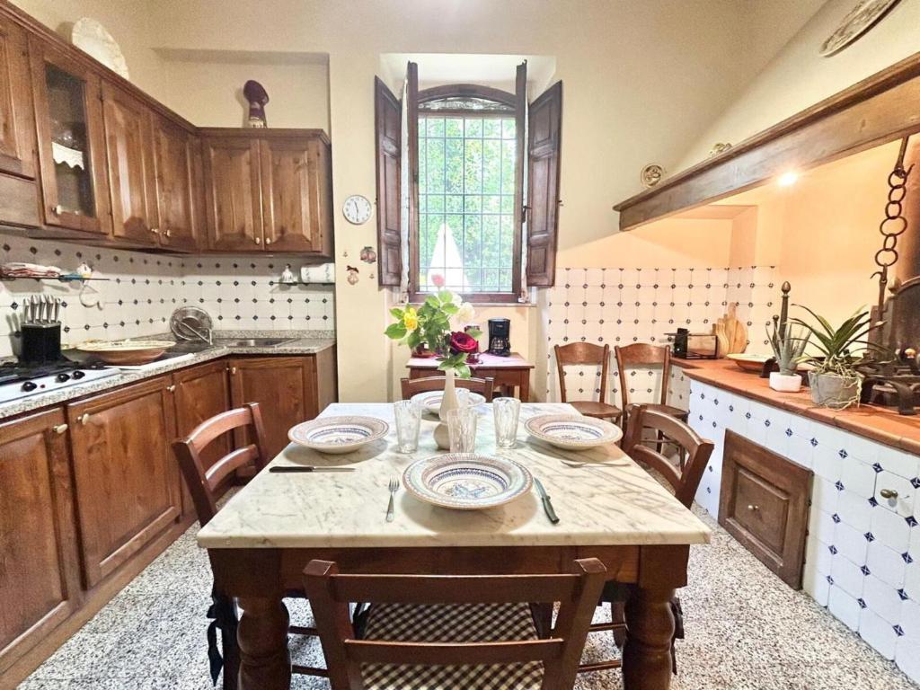 A kitchen or kitchenette at Villa Primula by PosarelliVillas
