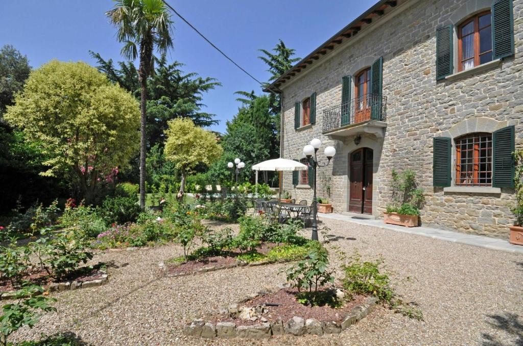 A garden outside Villa Primula by PosarelliVillas