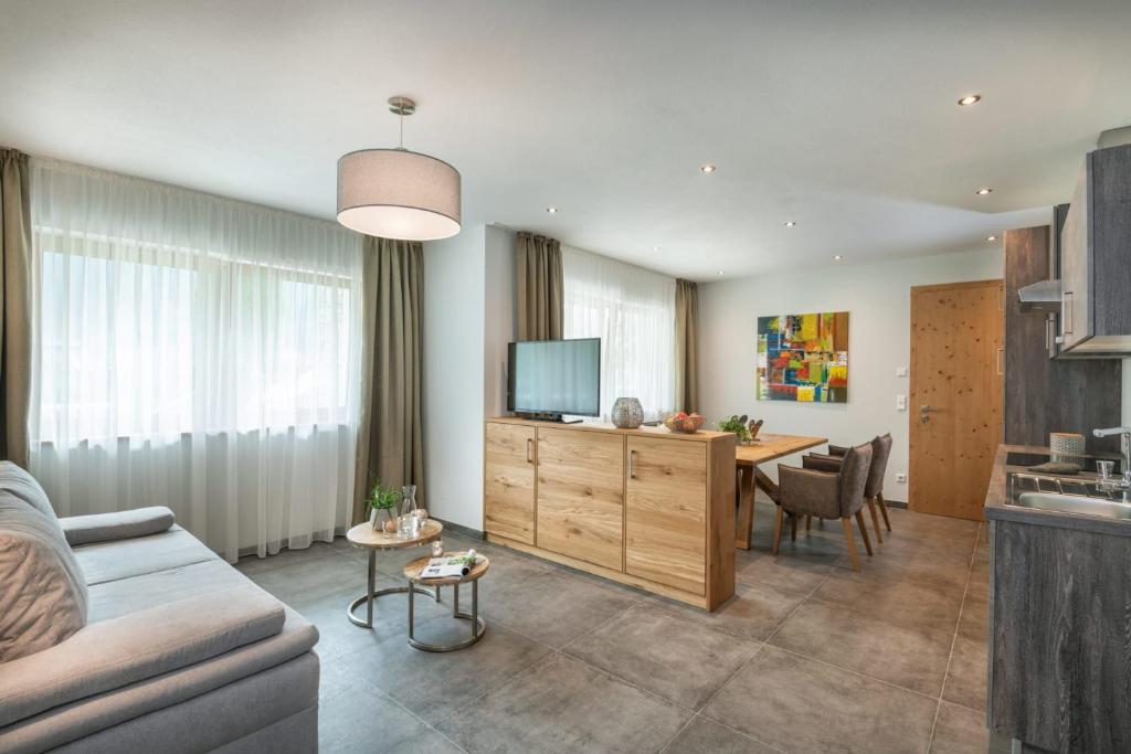 TV a/nebo společenská místnost v ubytování Natur & Familienhotel Der Stieglerhof