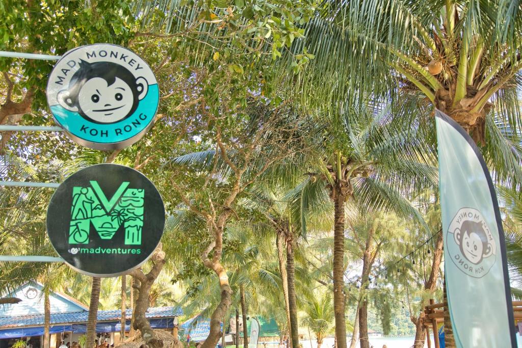 Certifikát, hodnocení, plakát nebo jiný dokument vystavený v ubytování Mad Monkey Koh Rong
