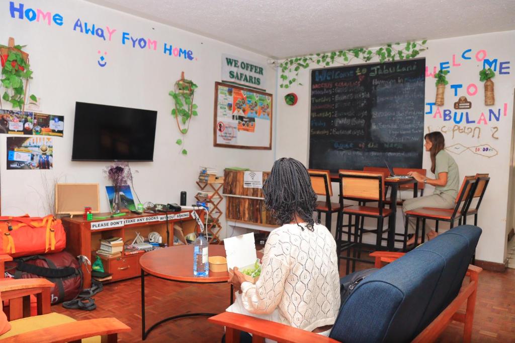 Un lugar para sentarse en Jabulani Nairobi Backpackers Hostel