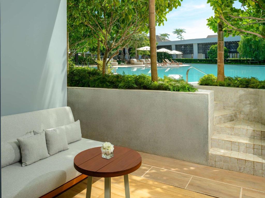 Bazén v ubytování Mercure Rayong Lomtalay Villas & Resort nebo v jeho okolí