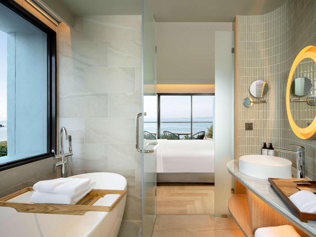 Koupelna v ubytování Mercure Rayong Lomtalay Villas & Resort