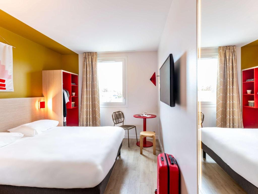 Postel nebo postele na pokoji v ubytování ibis Styles Prévessin Genève Aéroport