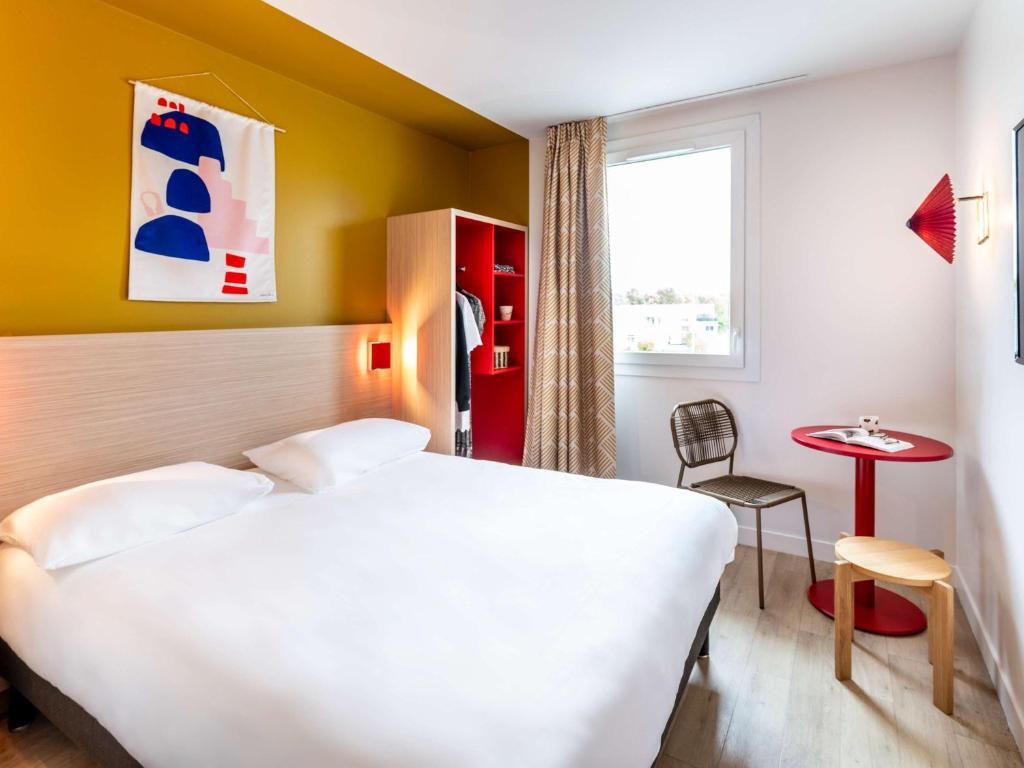 Postel nebo postele na pokoji v ubytování ibis Styles Prévessin Genève Aéroport