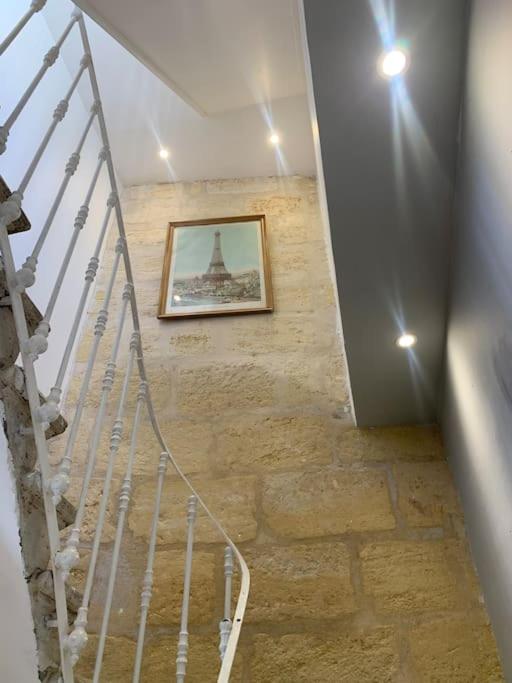 un escalier avec une photo d'une tour sur le mur dans l'établissement Maison 7 personnes - Bordeaux, à Bordeaux