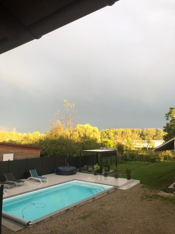 Bazén v ubytování Chambre d hôtes chez Carol et Patrick nebo v jeho okolí