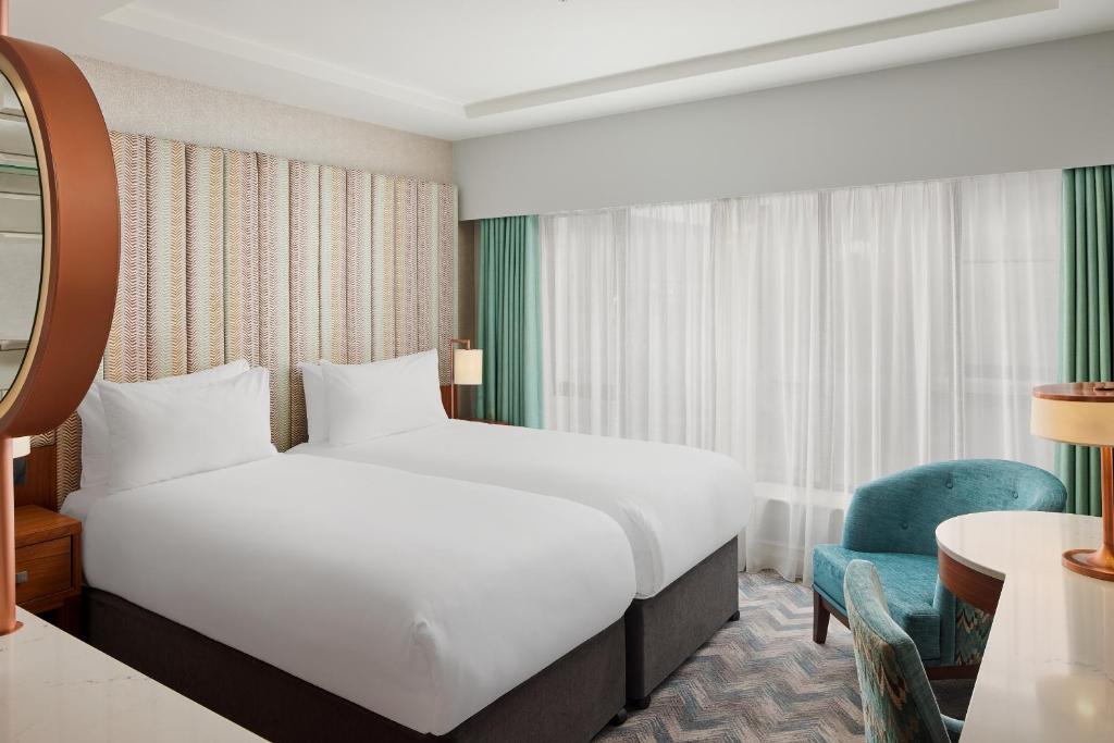 Cama ou camas em um quarto em NYX Hotel Dublin Christchurch