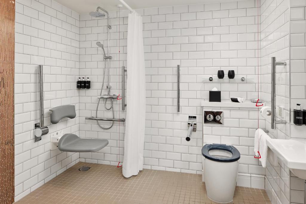 Um banheiro em NYX Hotel Dublin Christchurch