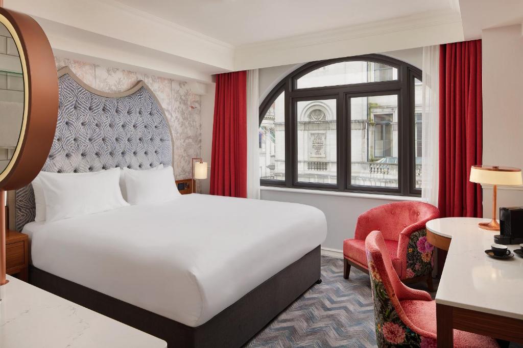 Cama ou camas em um quarto em NYX Hotel Dublin Christchurch