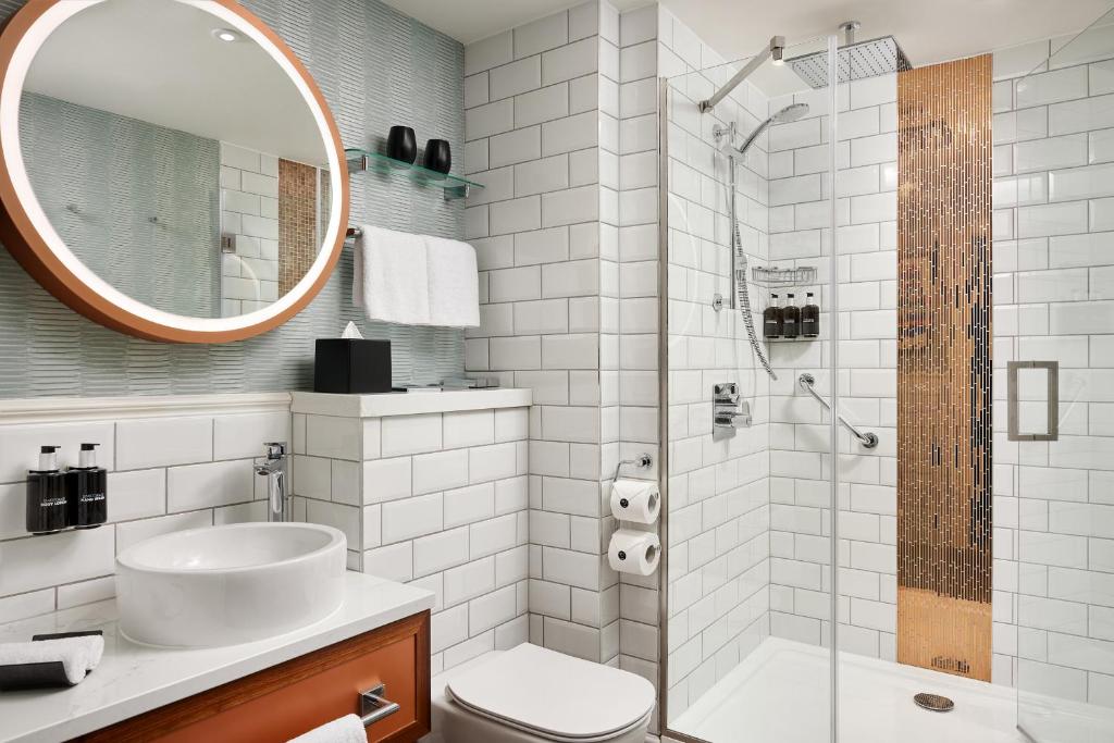 Um banheiro em NYX Hotel Dublin Christchurch
