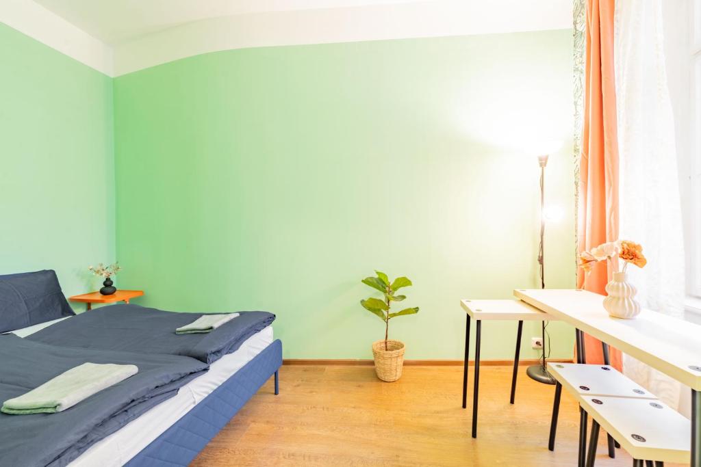 Postel nebo postele na pokoji v ubytování Stellar Female Hostel