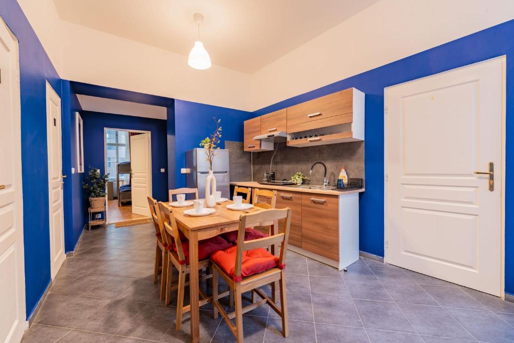 Kuchyň nebo kuchyňský kout v ubytování Stellar Female Hostel