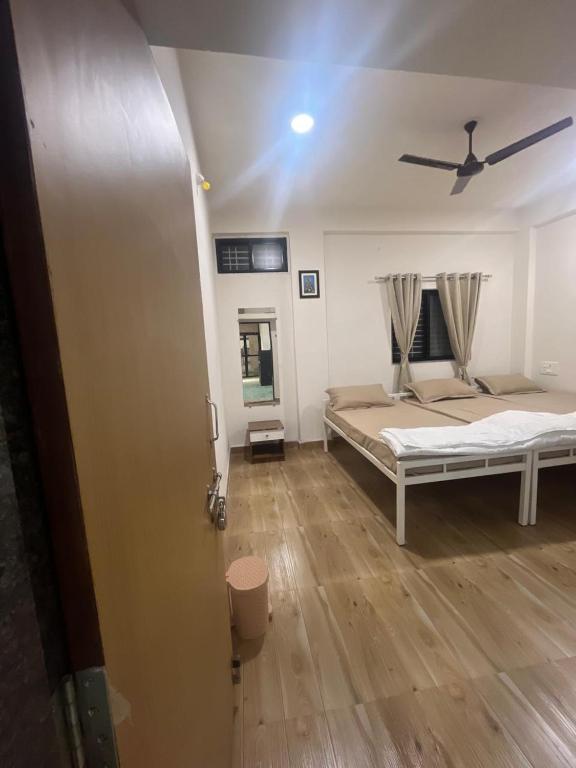 JAY SHANKAR Homestay - Triple Room With Private Bathroom