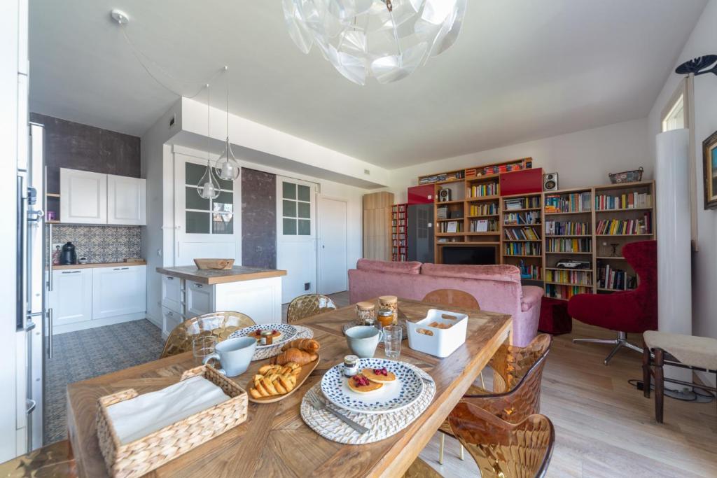 Spacious & Stylish 1-Bedroom Apartment with terrace