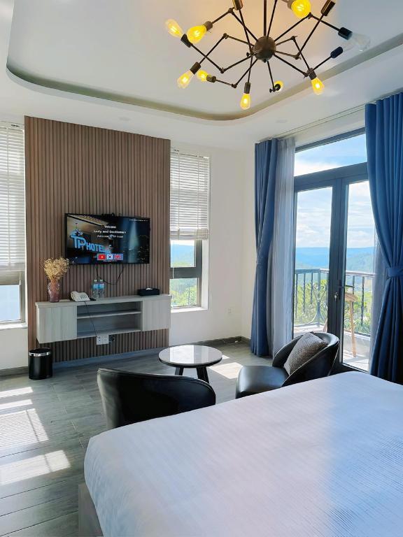 una camera d'albergo con un letto e una TV di TP Dalat Hotel a Da Lat