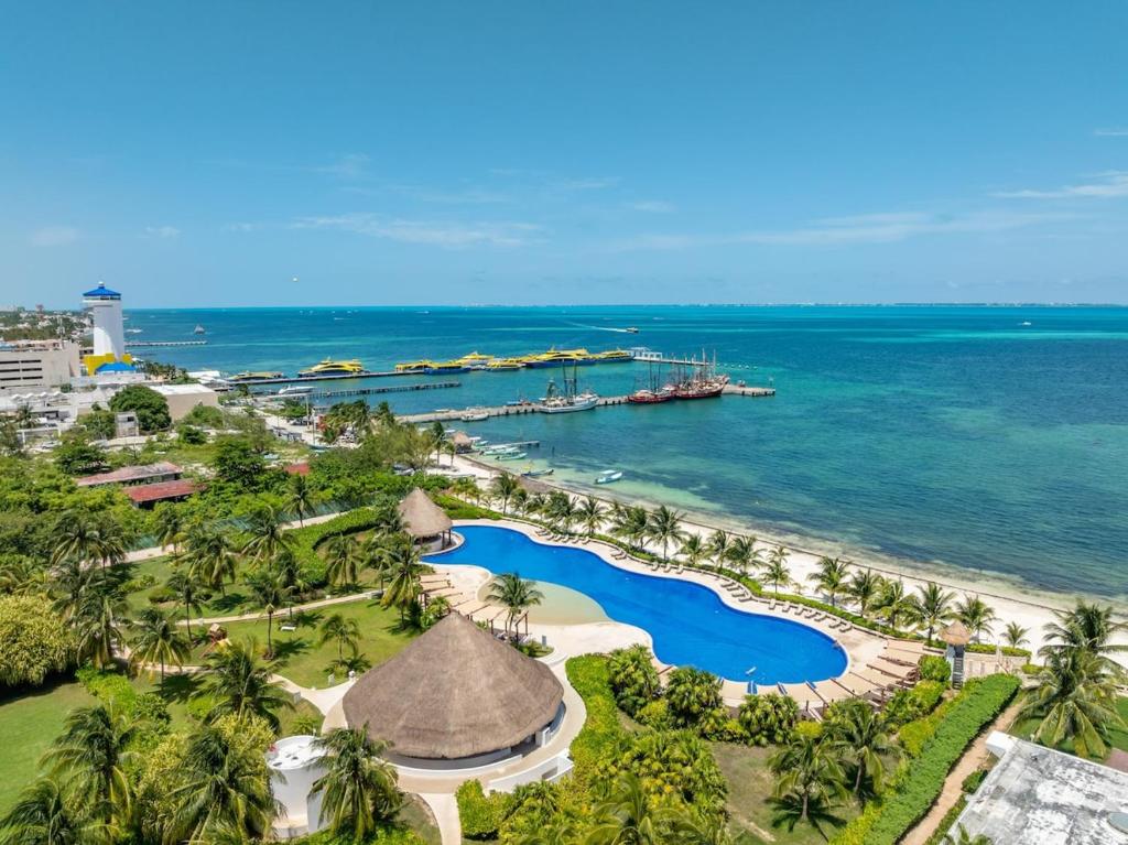 eine Luftansicht auf den Strand und das Meer in der Unterkunft Beach Front Apartment with beach access AMARA in Cancún