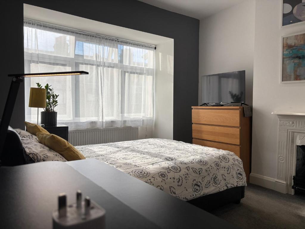 Entire house floor perfect for couples & freelancers - available for single too photo