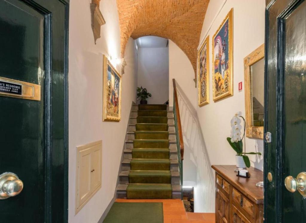 klatka schodowa w domu z zielonymi drzwiami w obiekcie Numa Florence Palazzo Haggis we Florencji