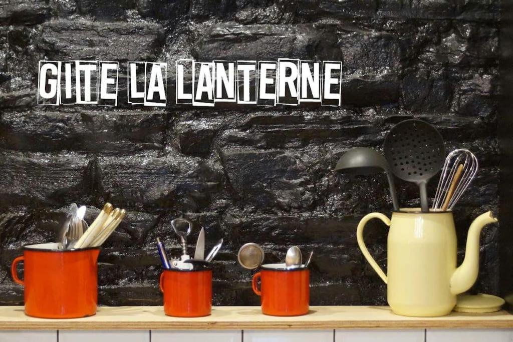 ein Regal mit drei Kaffeetassen mit Geschirr drauf in der Unterkunft La Lanterne in Corps-Nuds