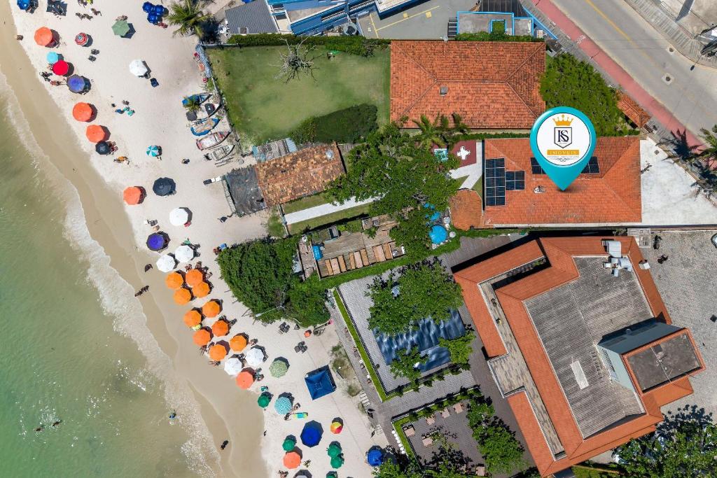 an overhead view of a beach with umbrellas at Casa Beira mar, com Jacuzzi no centro de Bombinhas in Bombinhas