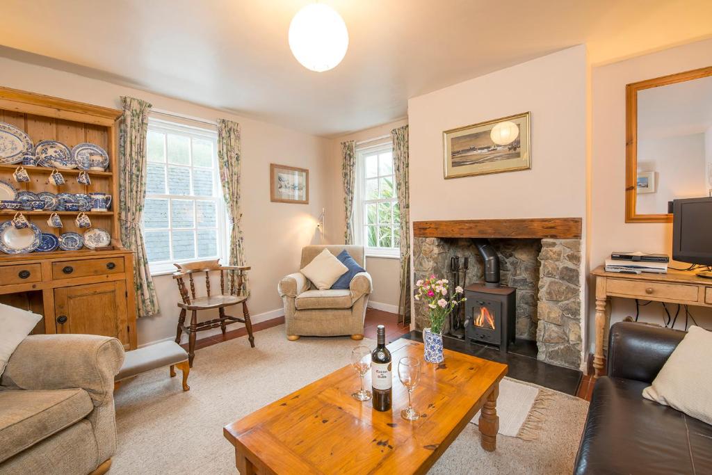 ein Wohnzimmer mit Tisch und Kamin in der Unterkunft Pilgrims in Haverfordwest