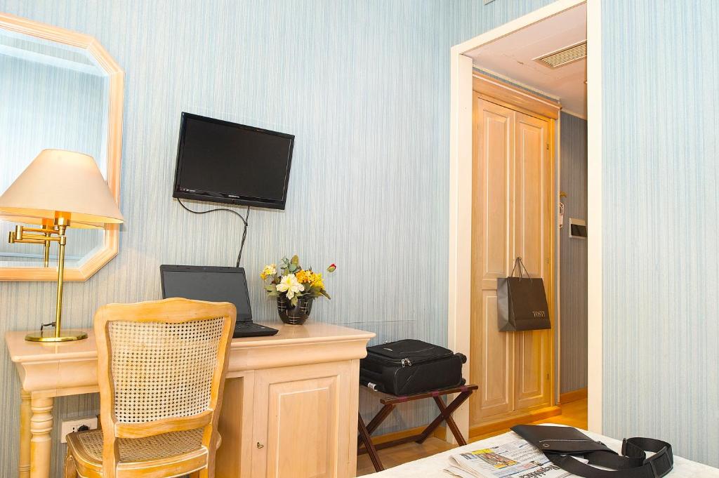 TV a/nebo společenská místnost v ubytování Grande Albergo Quattro Stagioni