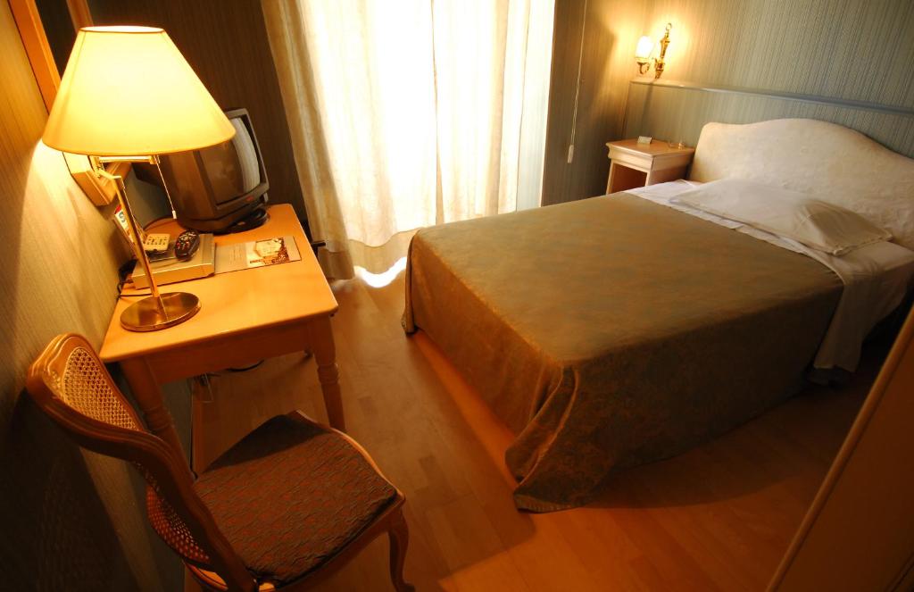Postel nebo postele na pokoji v ubytování Grande Albergo Quattro Stagioni
