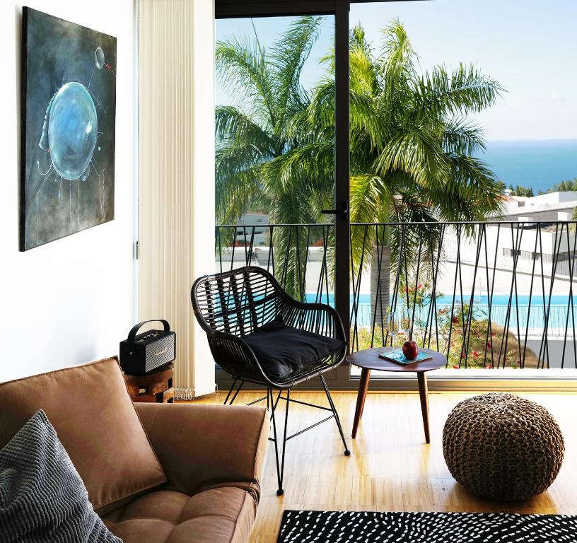 a living room with a couch and a view of the ocean at FEEL GOOD Ferienapartment mit Meerblick und Pool in Santa Úrsula