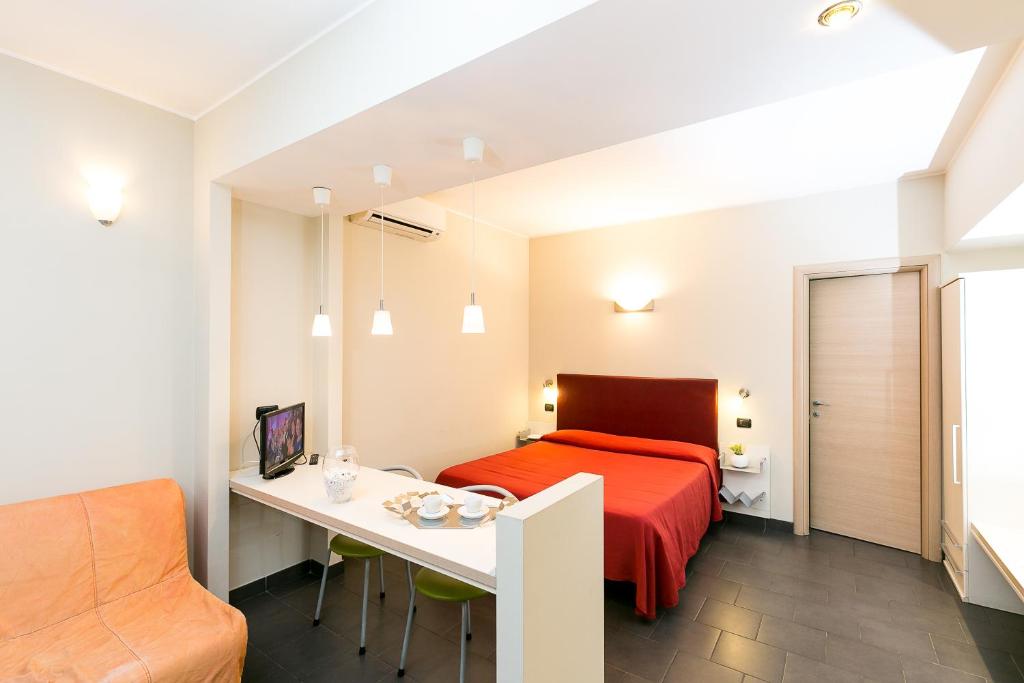 1 dormitorio con cama, escritorio y mesa en Hotel Residenza Gra 21 en Roma