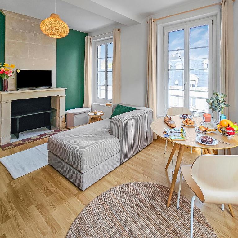 un salon avec un canapé et une table dans l'établissement Entre Polyclinique et Gare Wi-Fi, à Caen