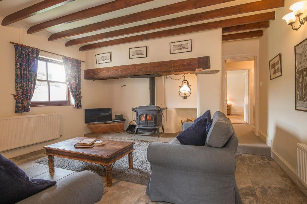 Una sala de estar con dos sofás y una chimenea. en Coastal View, en Haverfordwest