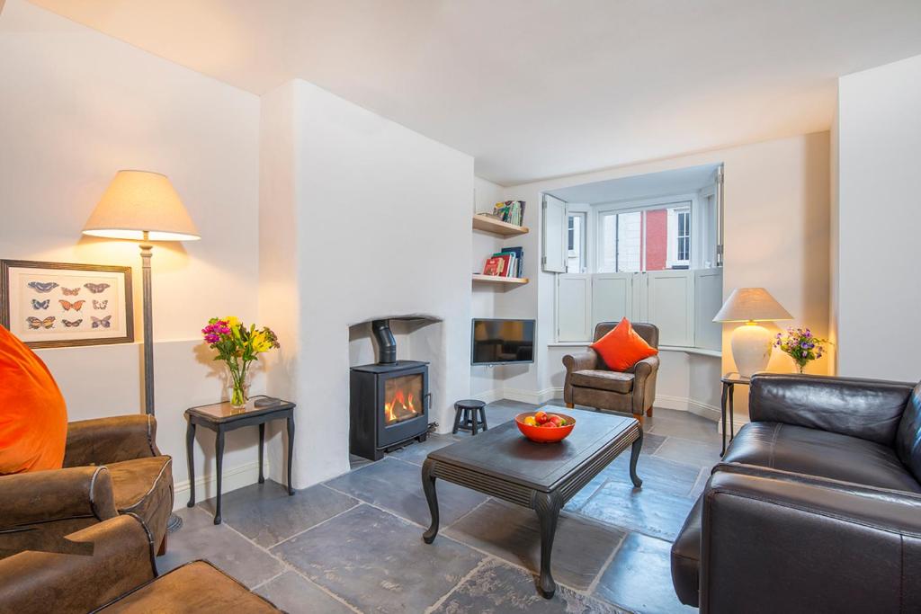 Una sala de estar con un sofá y una chimenea. en Welford, en Newport