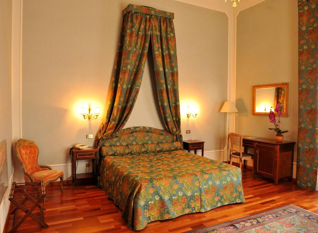 Postel nebo postele na pokoji v ubytování Grande Albergo Quattro Stagioni