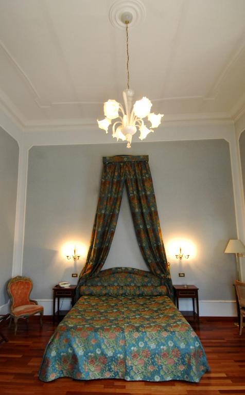 Postel nebo postele na pokoji v ubytování Grande Albergo Quattro Stagioni