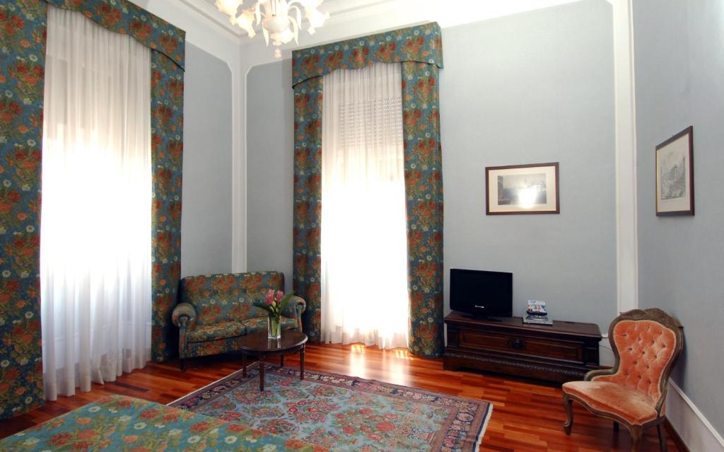 TV a/nebo společenská místnost v ubytování Grande Albergo Quattro Stagioni